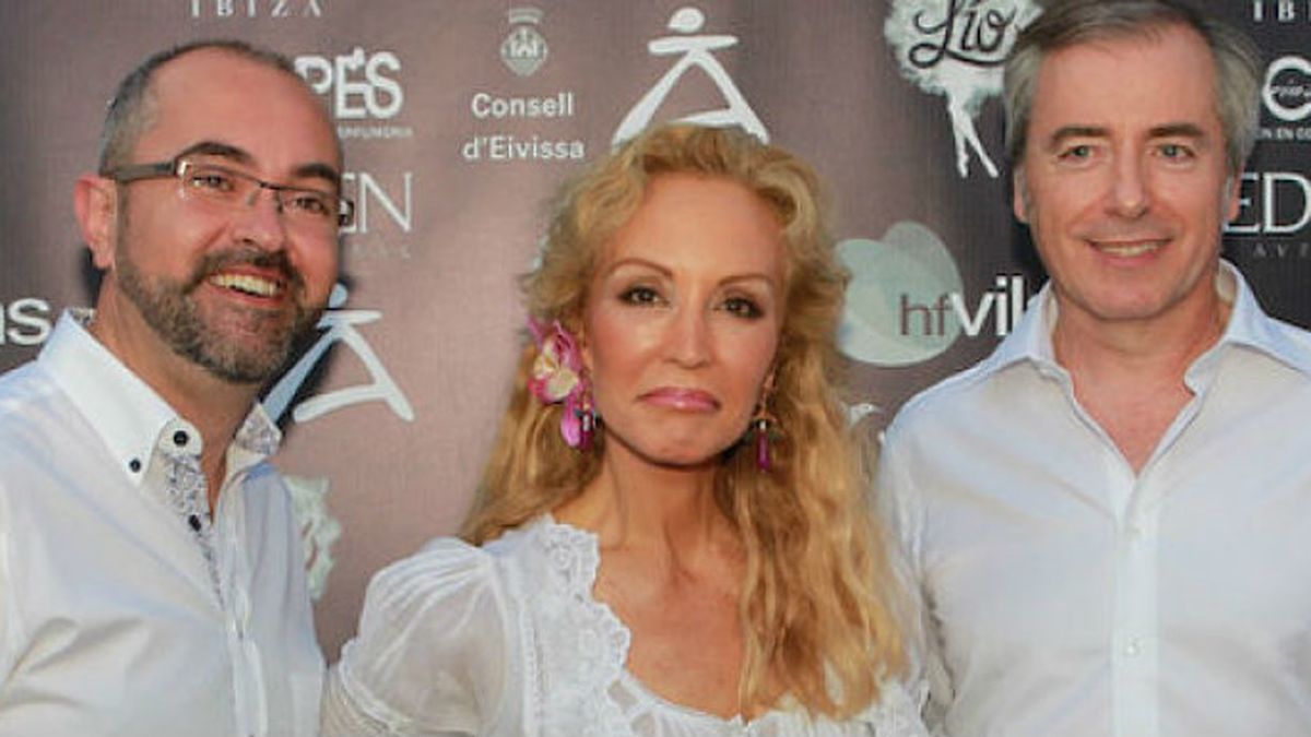 La crisis no va con Ibiza: lujo, glamour y belleza se dan cita en la fiesta que da comienzo a su verano
