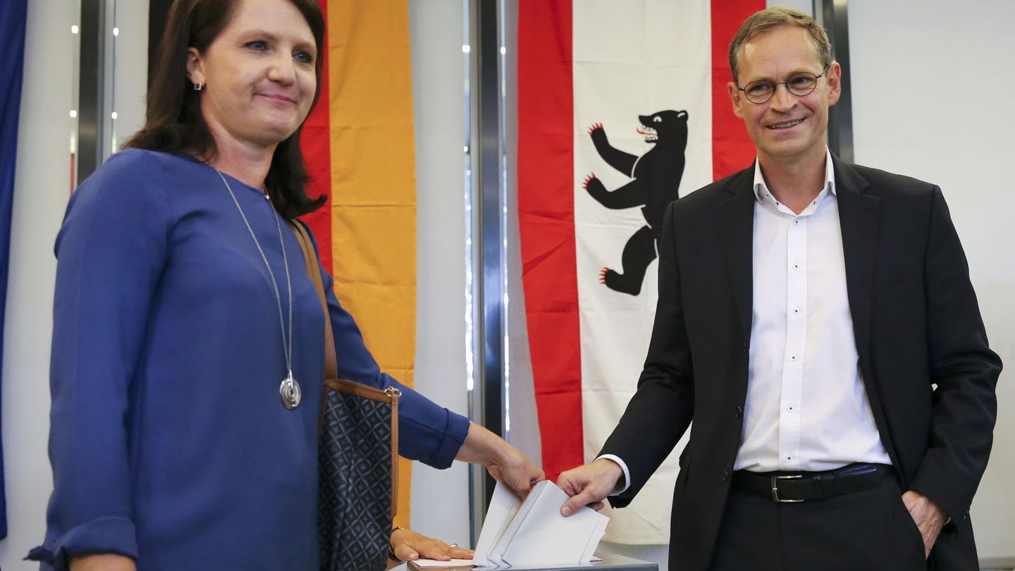 El actual alcalde de Berlín, Michael Müller (SPD), y su esposa, Claudia, votando este domingo. (EFE)