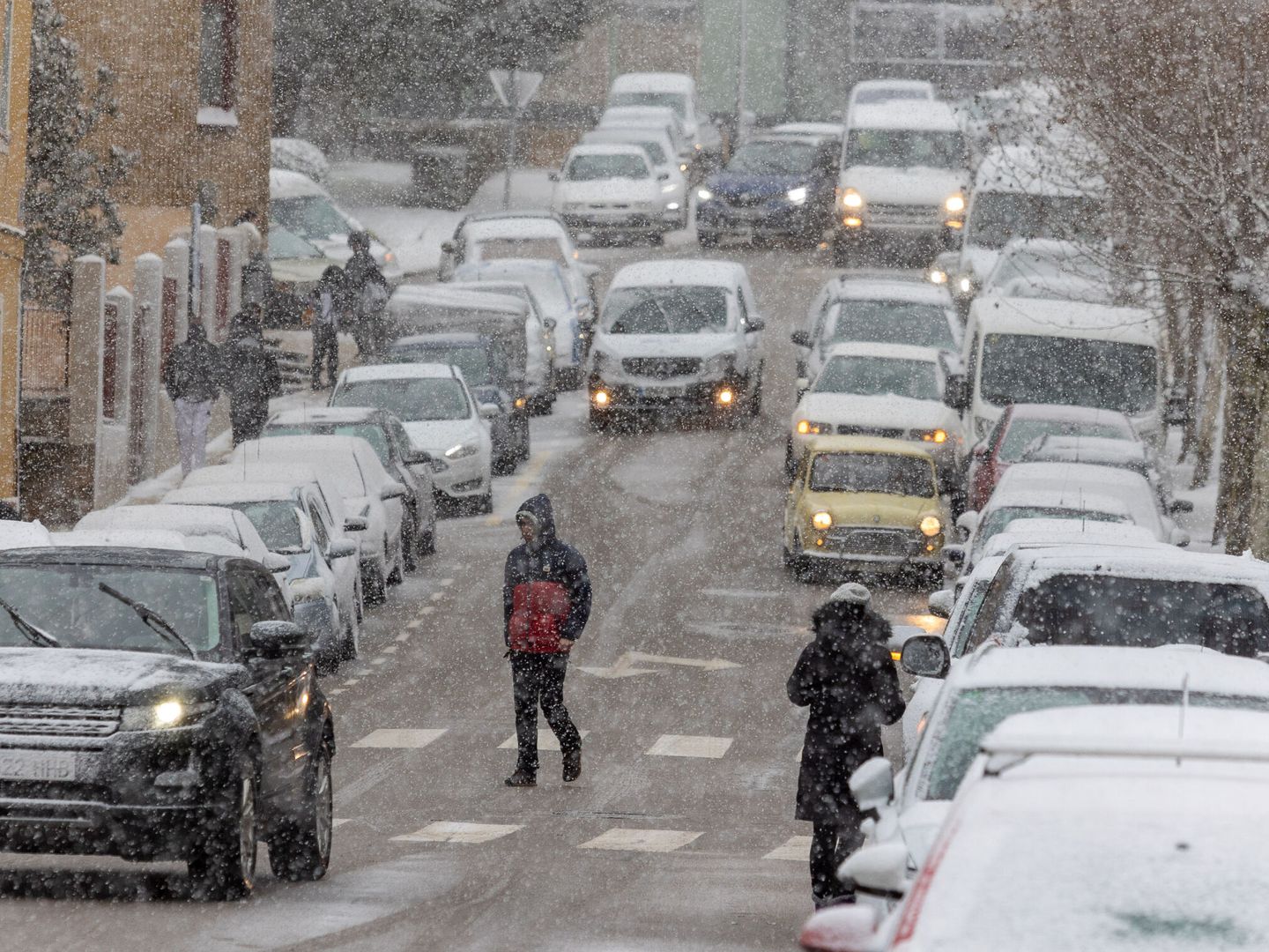 Varios coches circulan mientras nieva en Soria. (Europa Press/Serrano)