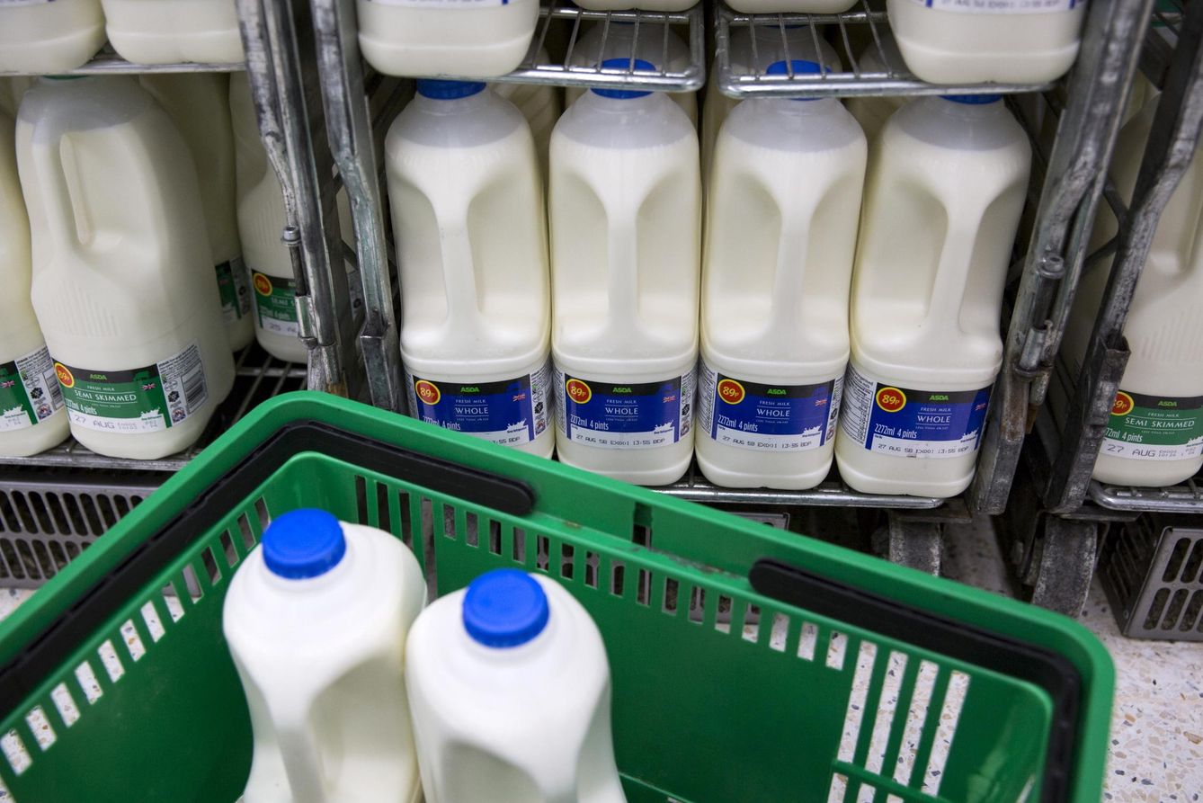Los supermercados venden la leche a precios irrisorios como medio para captar más clientela. (Reuters)