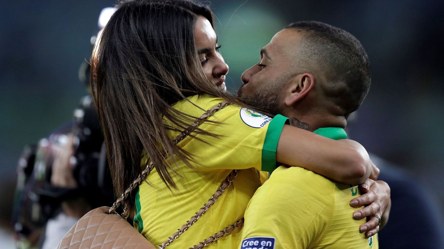 Joana Sanz felicita a Alves tras un partido de la selección brasileña. (EFE)