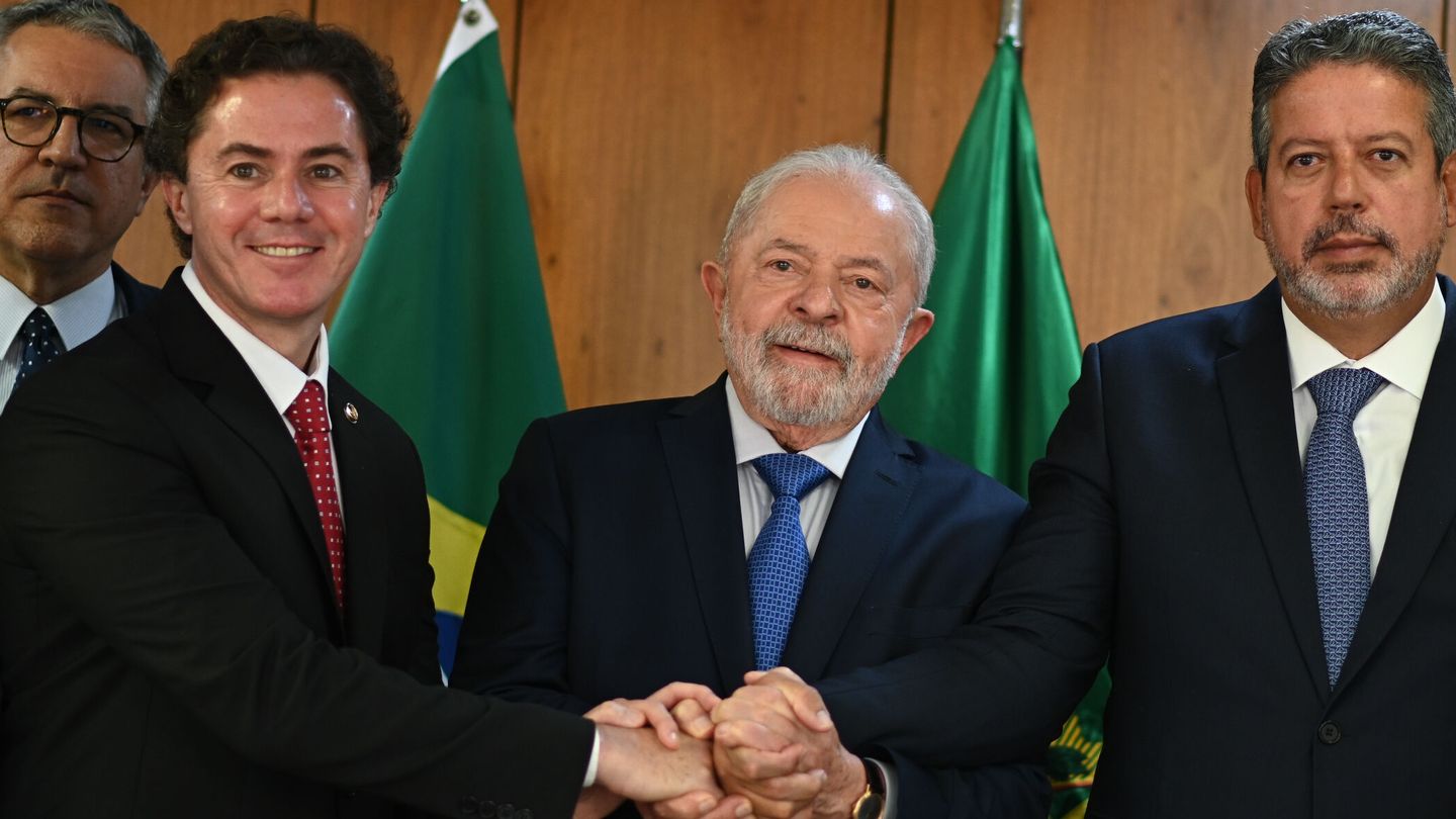 Luiz Inácio Lula da Silva sostiene las manos del vicepresidente del Senado, Veneziano Vital do Rêgo, y del presidente de la Cámara de Diputados. (EFE/André Borges) 