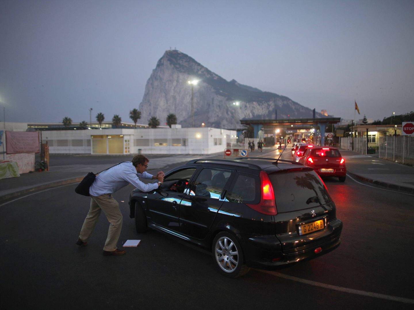 Conductores hacen una fila para entrar en el territorio británico de Gibraltar. (Reuters)
