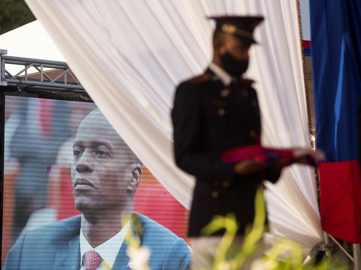 Foto: Velatorio del presidente haitiano Jovenel Moïse, en pantalla. (EFE)