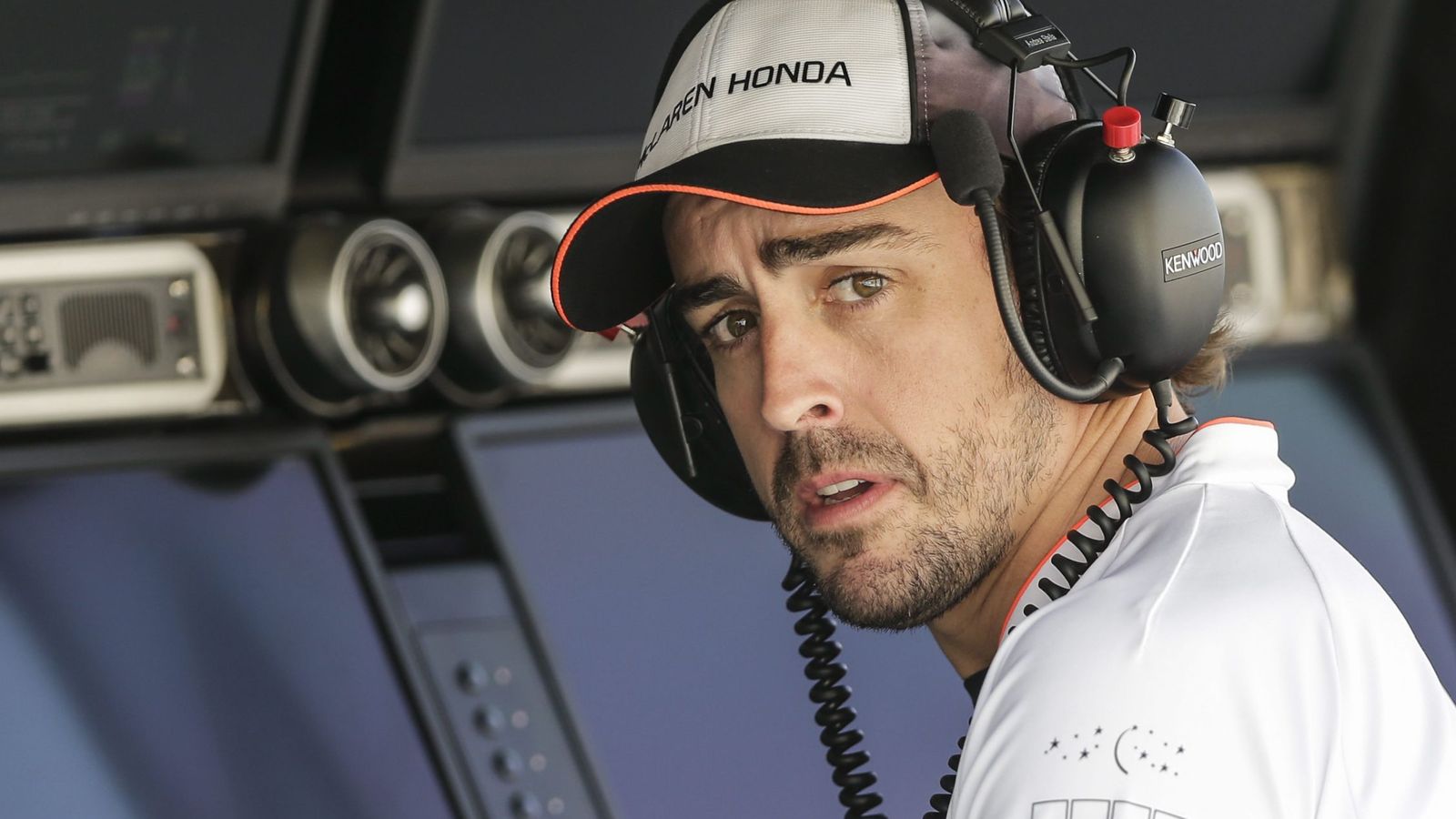 Foto: Fernando Alonso en el muro de McLaren, este sábado en Bahrein.