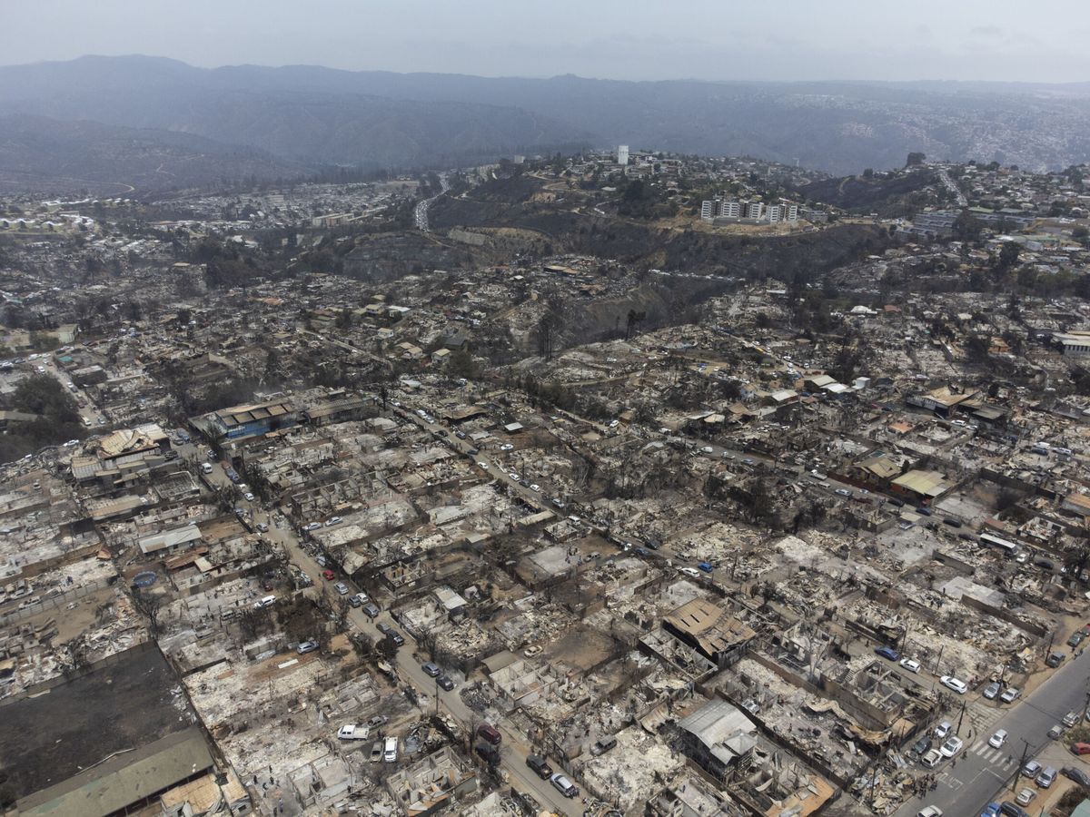 Foto: Fotografía aérea que muestra el sector de Achupallas afectado por incendios forestales. (EFE/Adriana Thomasa)