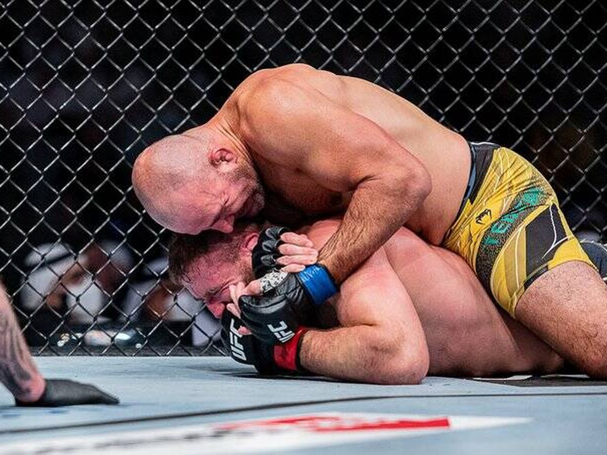 Foto: Glover Teixeira contra Jan Blachowicz en UFC 267 (UFC Español).