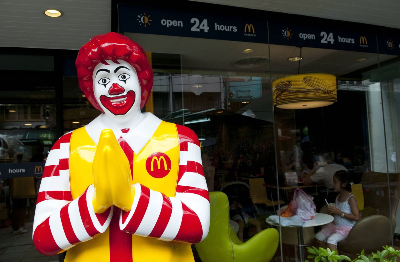 La actitud suplicante de Ronald McDonald en un establecimiento 24 horas. (iStock)