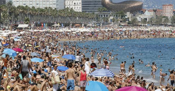 Foto: La playa de la Barceloneta, atestada de turistas. (Reuters)