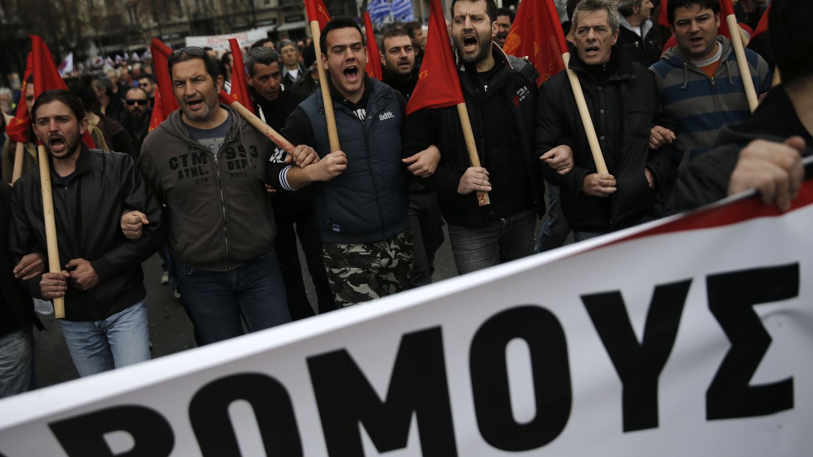 Foto: Miembros del sindicato comunista PAME marchan por el centro de Atenas (Reuters)