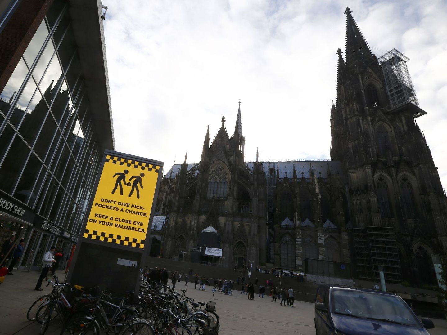 Un cartel alertando contra los carteristas delante de la Estación Central de Colonia, escenario de muchas de estas agresiones (Reuters)