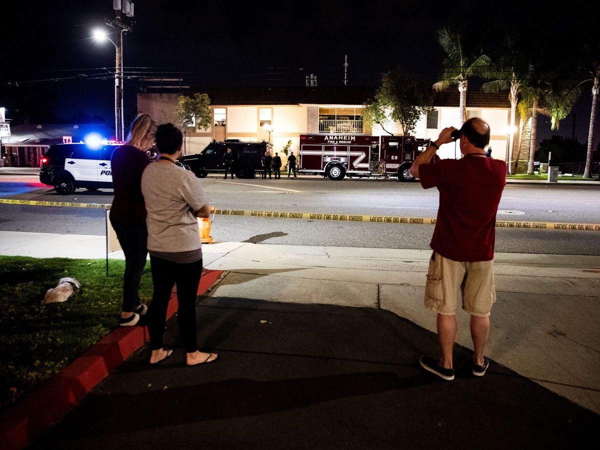 Foto: Varias personas observan la escena de un tiroteo en EEUU. (EFE)