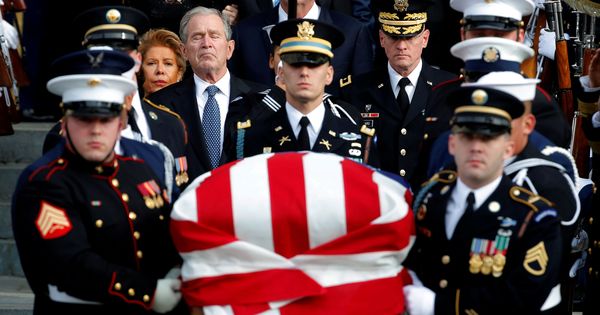Foto: El expresidente George W. Bush sigue a la guardia de honor que transporta el féretro de su padre, el también expresidente George H.W. Bush, durante su funeral en Washington, el 5 de diciembre de 2018. (Reuters)