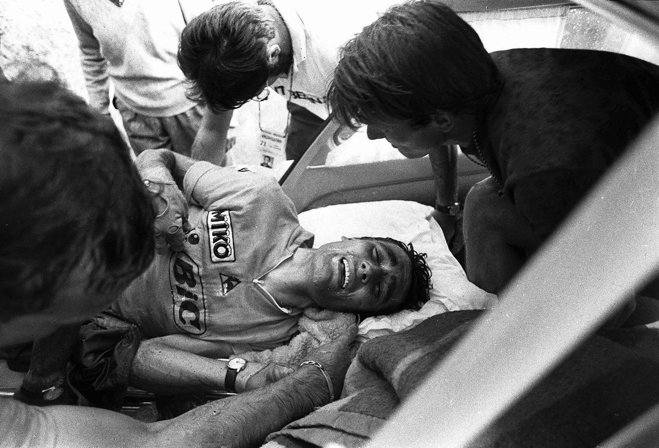 Luis Ocaña, tras caerse en el Tour de Francia del 71. (Cordon Press)