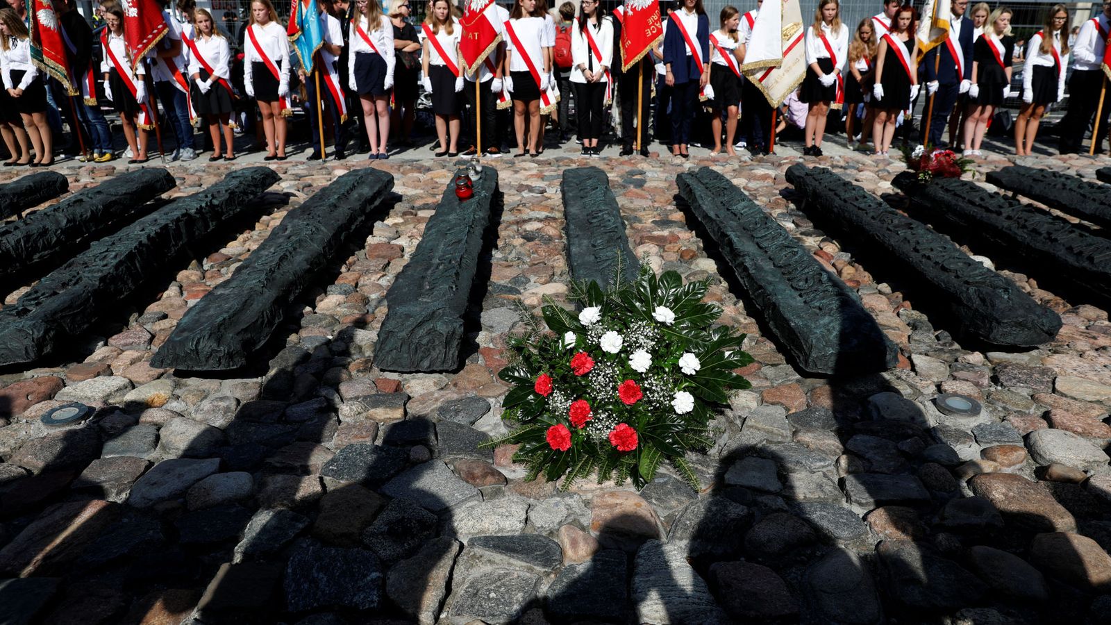 Foto: Delegaciones escolares homenajean a las víctimas de la invasión soviética de Polonia en la IIGM (REUTERS)