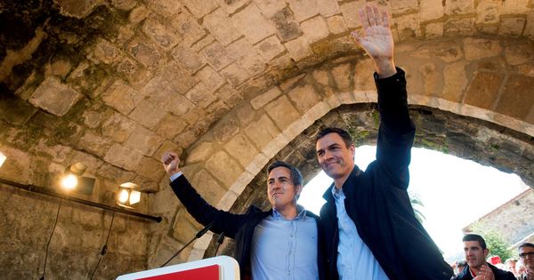 Foto: Pedro Sánchez con el líder del PSOE cántabro, Pablo Zuloaga, este 14 de abril en la localidad de Cartes. (EFE)