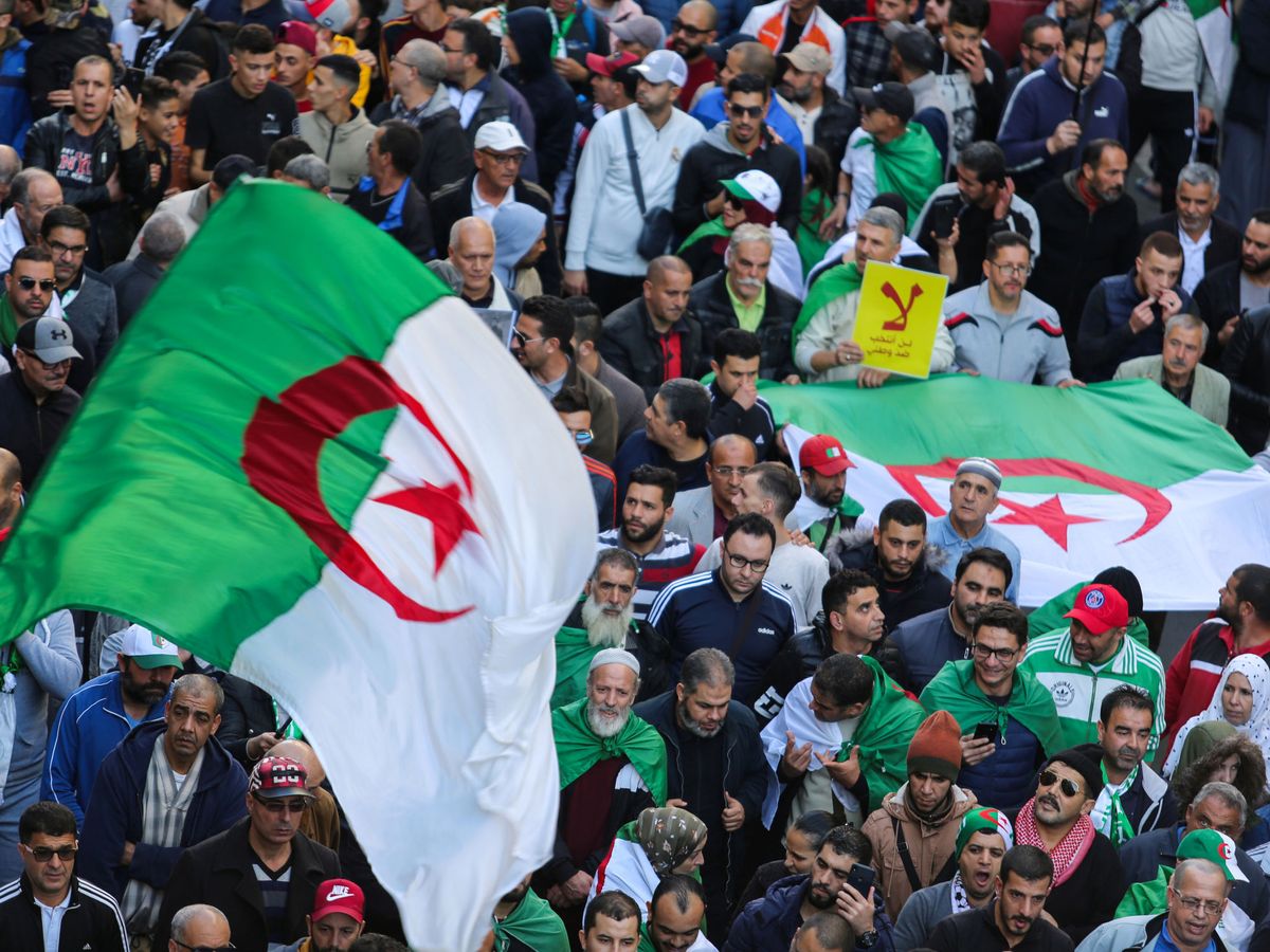 Foto: Protestas en Argel en 2019. (Reuters/Ramzi Boudina)