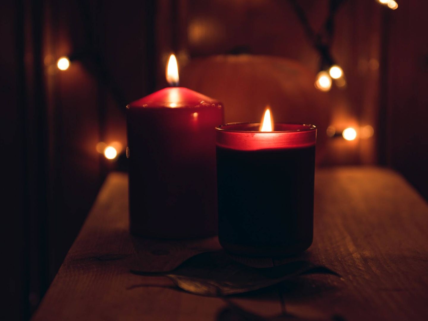 Dos velas rojas para atraer el amor (Joanna Kosinska para Unsplash)