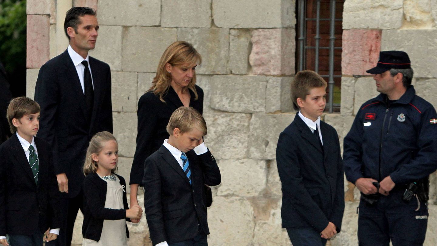 Iñaki y Cristina, con sus cuatro hijos en el funeral del padre de Iñaki en 2012. (EFE/Juan Herrero)