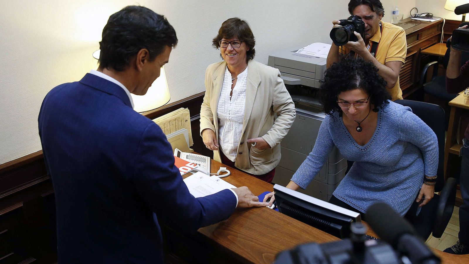 Foto: Pedro Sánchez entrega su acta de diputado en el Congreso, el pasado 29 de octubre. (EFE)