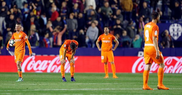 Foto: El Málaga selló su descenso a Segunda División tras perder ante el Levante | EFE