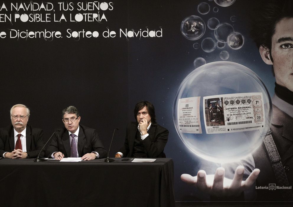 Foto: El director de Negocio de Loterías del Estado, Jose Antonio Gallardo López (i), junto al expresidente de este organismo, José Miguel Martínez Martínez. (EFE)