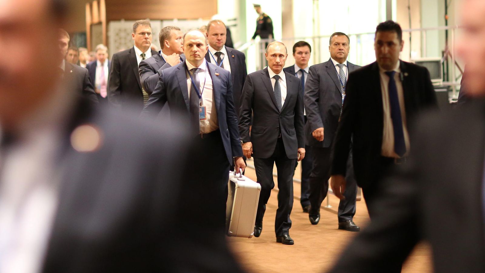Foto: Vladimir Putin (c) camina en medio de su equipo de seguridad en la Asamblea General de la ONU (Efe). 