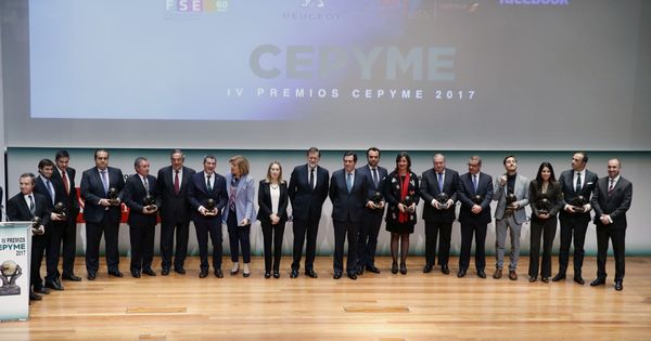 Foto: Rajoy (10d) asiste a la ceremonia de entrega de los IV Premios Cepyme. (EFE)