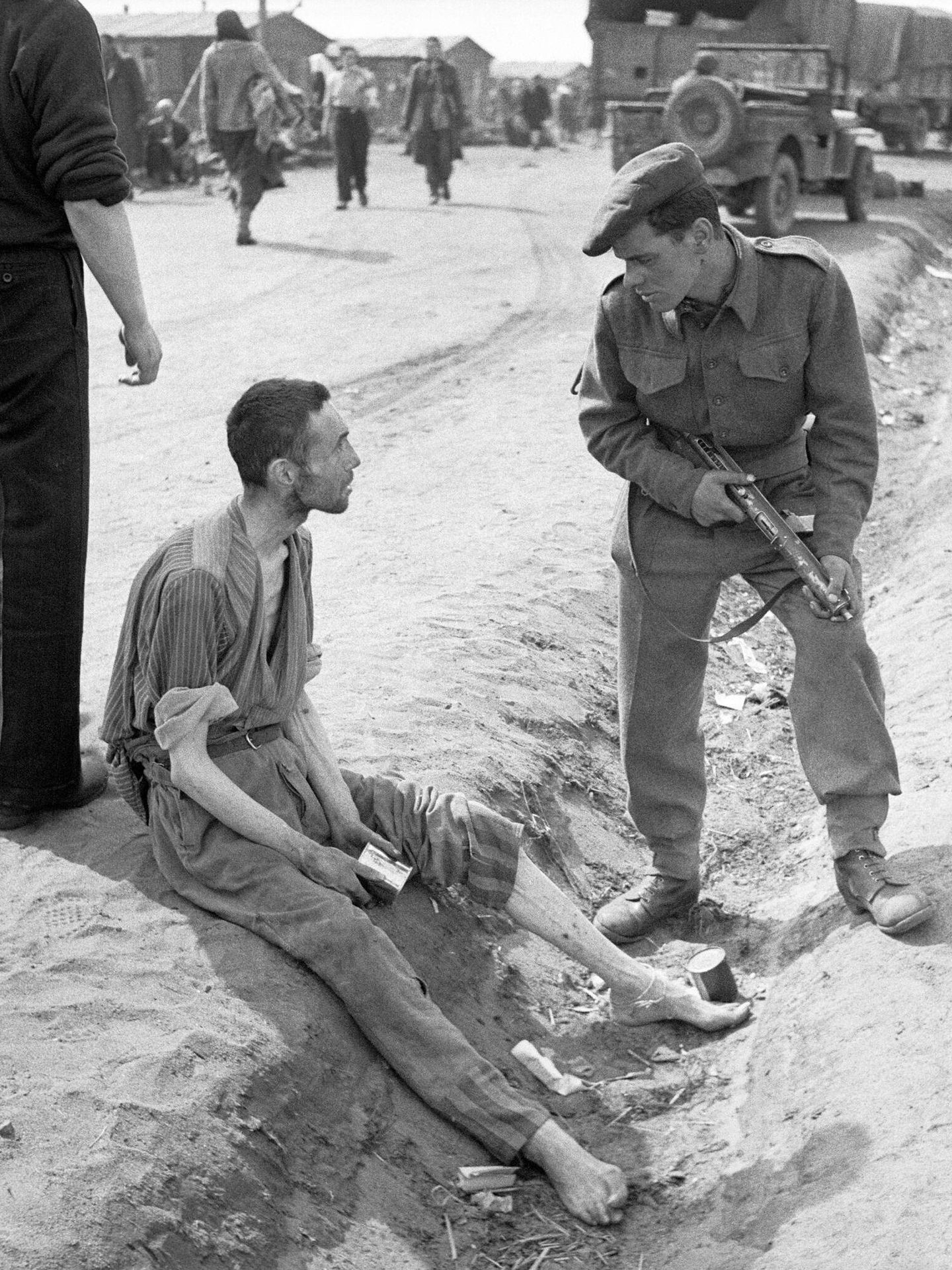 Un prisionero británico del ejército del aire liberado en 1945 en el campo de concentración de Bergen-belsen. (No 5 Army Film & Photographic Unit. Sargento H. Oakes)