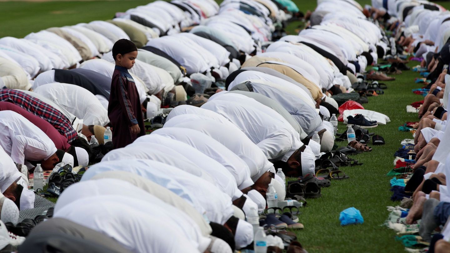 Un grupo de hombres y niños musulmanes participan en las oraciones del Eid al-Fitr, que marcan el final del Ramadán. (EFE)
