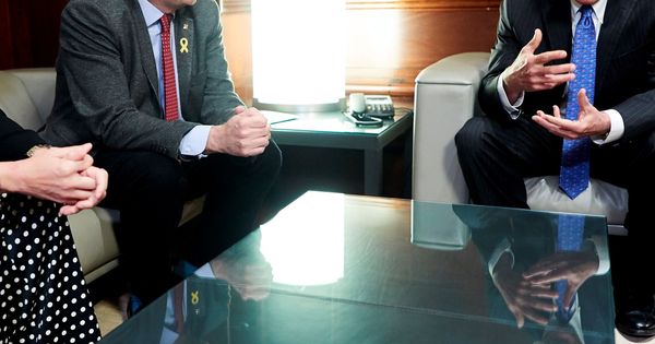 Foto: El CEO de la Fórmula 1, Chase Carey (i), con Joaquim Torra hace poco más de un mes. (EFE)