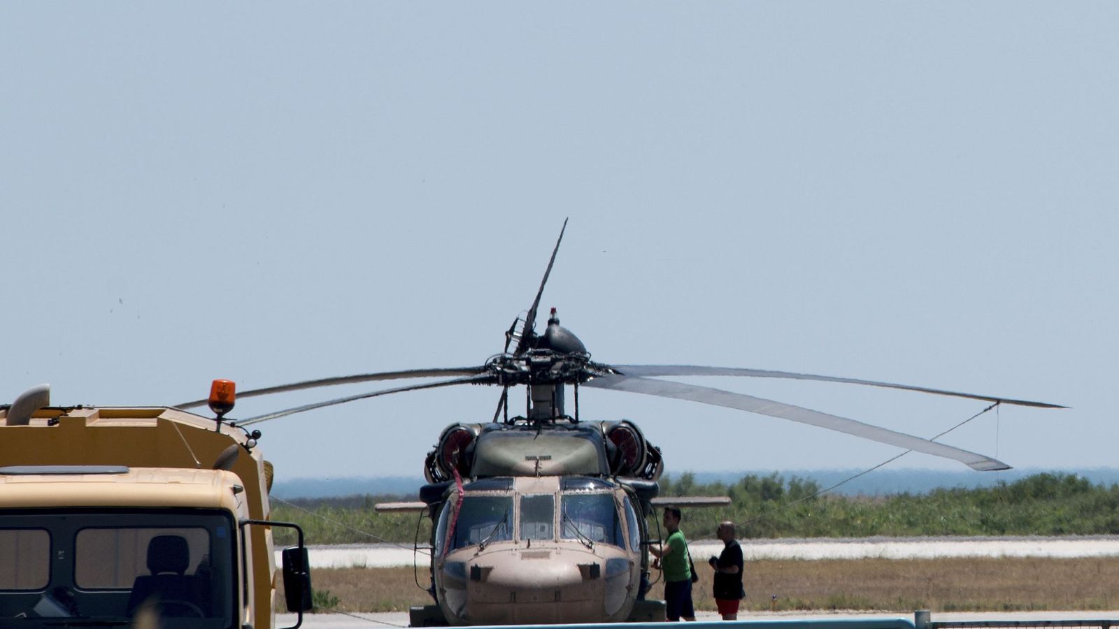 Foto: El 'Blackhawk' que ha aterrizado en Grecia. (EFE)
