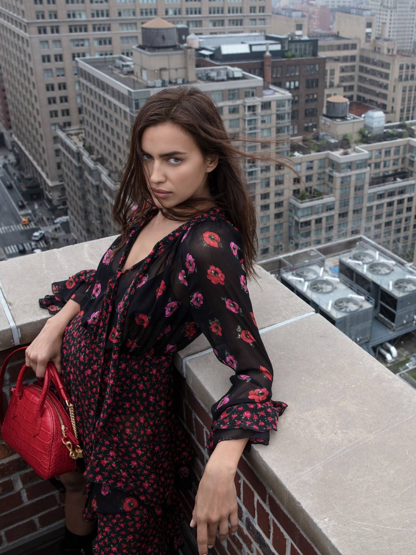 La modelo Irina Shayk posa con su bolso de The Kooples. (Cortesía de la marca)