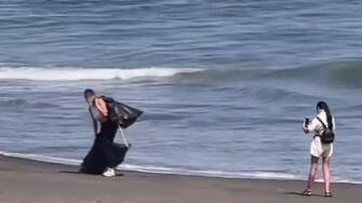  Una influencer finge recoger basura de la playa, pero la pillan con este vídeo 