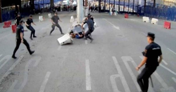 Foto: Un hombre hiere con un cuchillo a un policía de Melilla al grito de "Alá es grande".