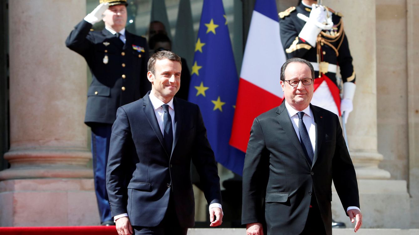 Foto: Emmanuel Macron acompaña a François Hollande, a su salida del Elíseo. (Reuters)