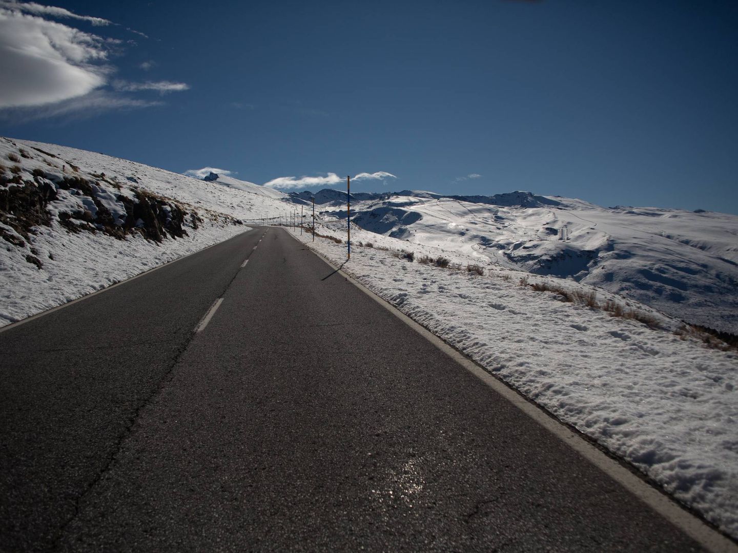 Carretera de Sierra Nevada sin tráfico por las restricciones del covid.