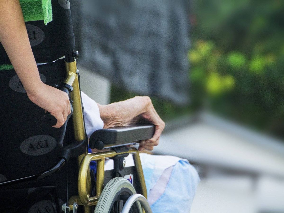 Foto: Una anciana en silla de ruedas. (Pixabay)