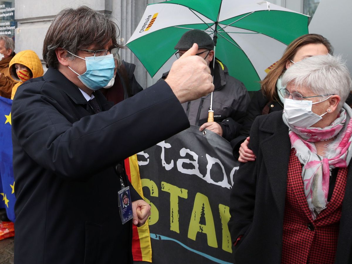 Foto: Carles Puigdemont y Clara Ponsatí tras conocer la decisión de la Eurocámara. (Reuters)