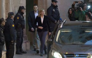 Doña Cristina abandona el Juzgado tras siete horas de interrogatorio