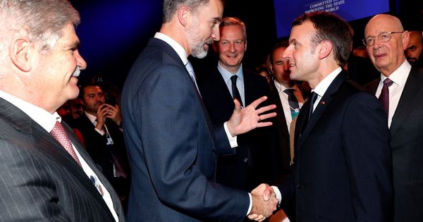 Foto: El rey Felipe VI, acompañado del ministro Dastis, junto a Macron | Foto: EFE