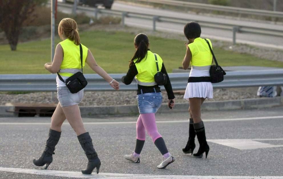 Prostitutas que ejercen su oficio en la carretera LL-11 de Lleida. (EFE)