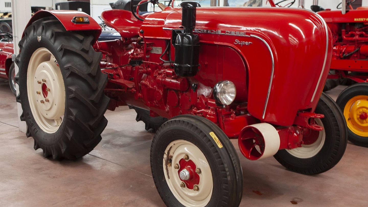 Se subasta una colección de tractores que incluye este Porsche de los años cuarenta. 