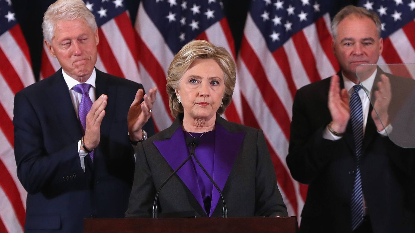 Hillary, junto a su marido, tras perder las elecciones. (Getty)