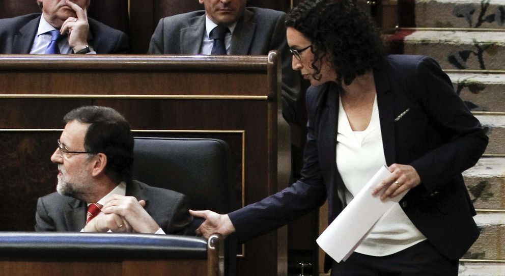 La diputada Marta Rovira (ERC) pasa junto al presidente del Gobierno, Mariano Rajoy. (EFE)