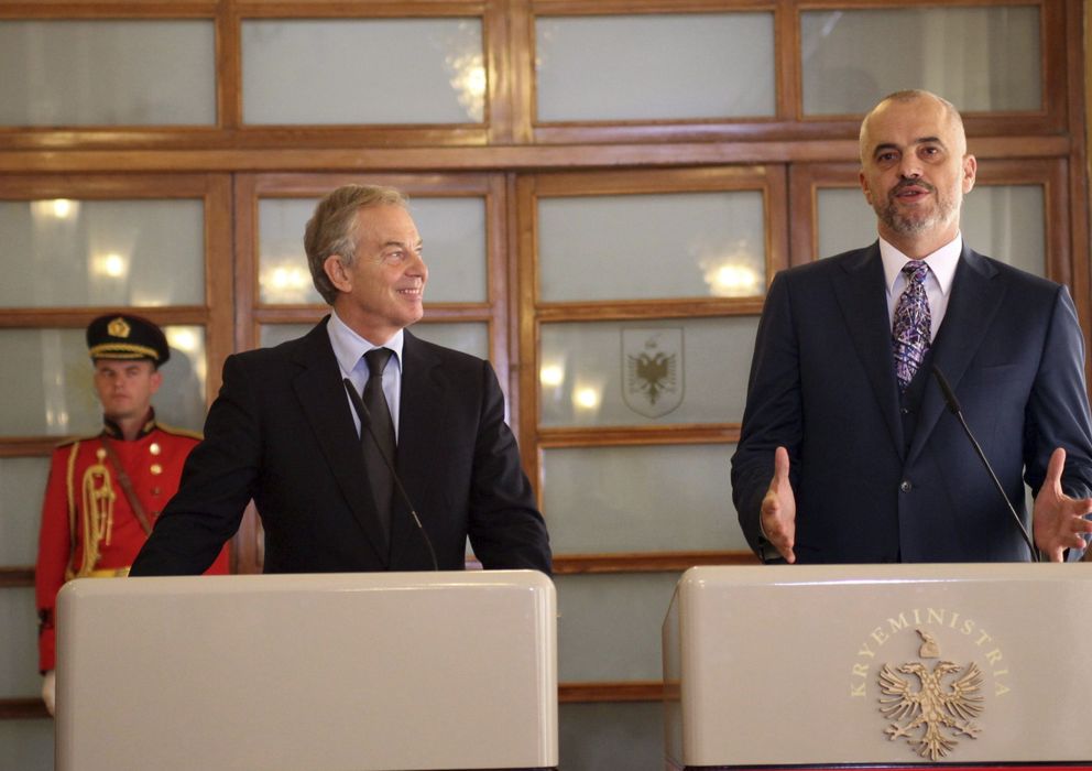 Foto: El ex primer ministro británico Tony Blair (izda) y el primer ministro albano, Edi Rama (EFE)