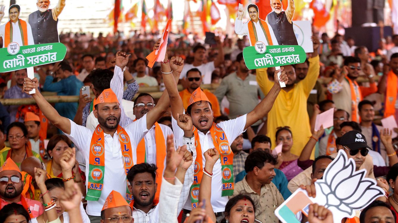 Foto: Simpatizantes del partido gobernante en la India, el Bharatiya Janata Party (BJP), gritan consignas durante un mitin de la campaña electoral ante el primer ministro, Narendra Modi en Agartala. (Reuters/Jayanta Dey)