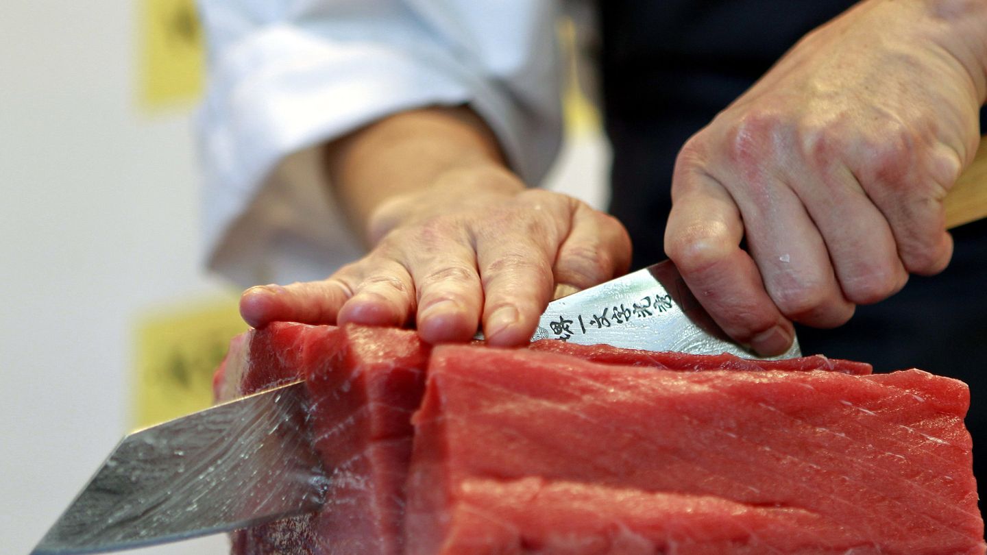 Hideki Matsuhisa muestra cómo se debe cortar el atún a la manera japonesa. (EFE/Javier Etxezarreta)