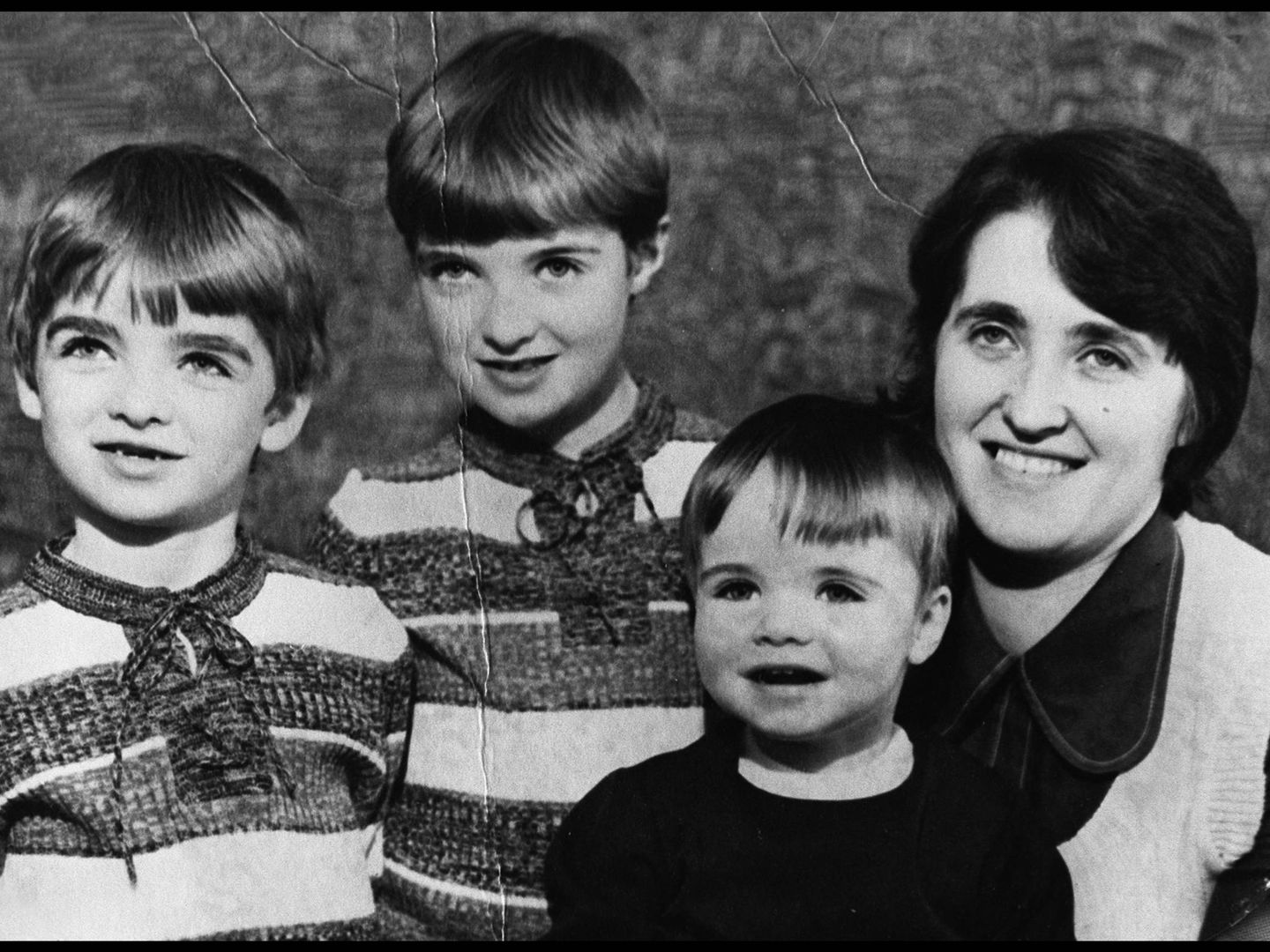 Noel, Paul, Liam y su madre, Peggy. (Getty)