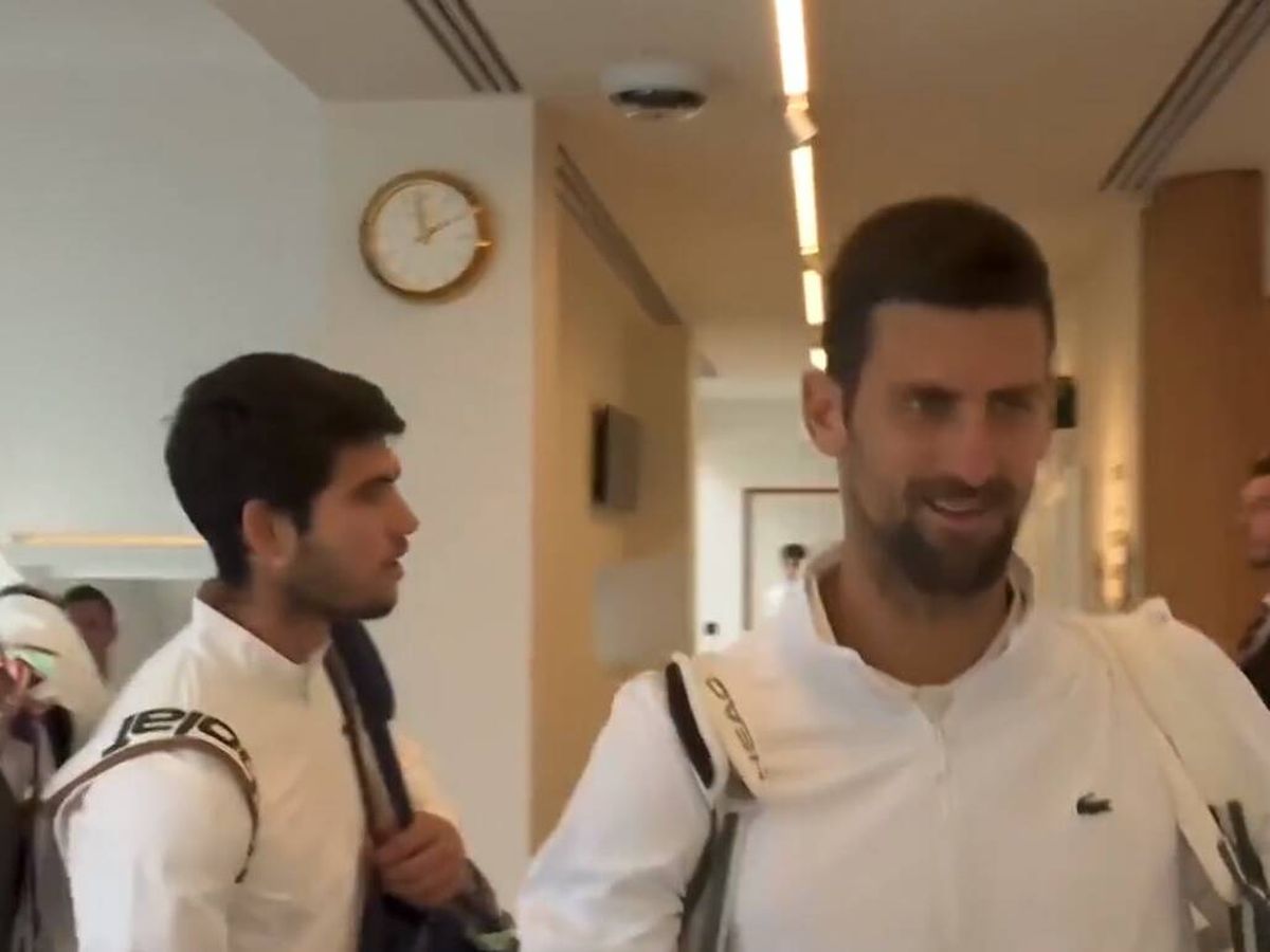 Foto: Djokovic y Alcaraz, en el túnel de vestuarios de la pista central (@Wimbledon).
